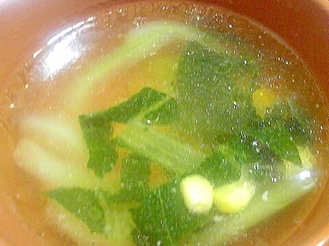 小松菜と茹で豆を入れた中華スープ